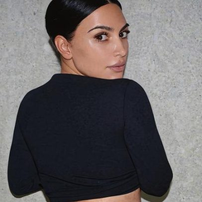 Kim Kardashian exibe lingerie transparente em ousado ensaio da Skims