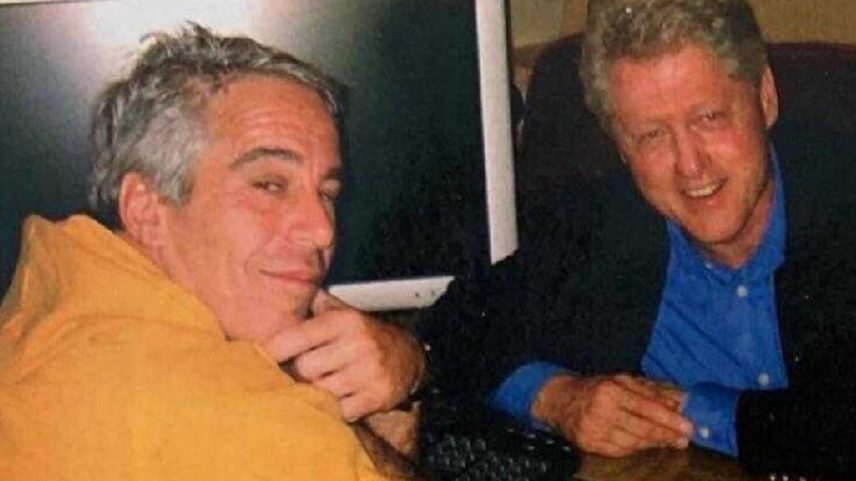Amigos: explicará Bill Clinton a proximidade com Epstein, incluindo 26 viagens no "Lolita Express", o avião onde o milionário pervertido voava com "suas" meninas? (Foto: The Telegraph/Reprodução)