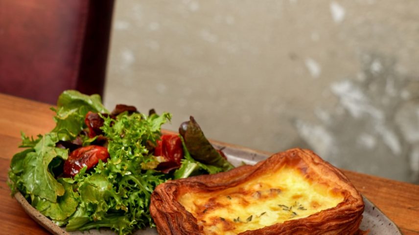Quiche com salada da Slow Bakery (Foto: Divulgação)