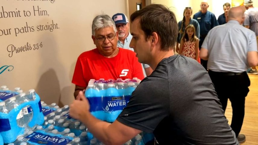 Cristãos descarregam suprimentos para vítimas de enchentes na Igreja de Cristo Riverside em Kerrville, Texas. (Foto: Reprodução)