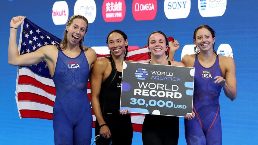 Regan Smith, Kate Douglass, Gretchen Walsh e Torri Huske celebram com o cheque que premia seu recorde, neste domingo. (Foto: Edgar Su/REUTERS)