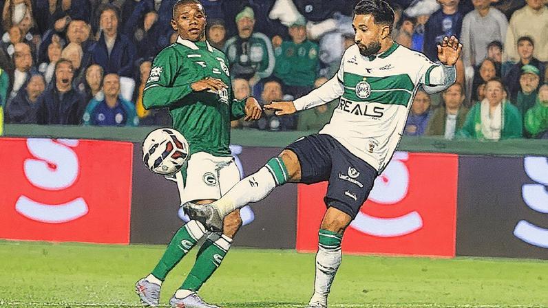 Clayson e Juninho em ação durante partida entre Coritiba e Goiás pela Série B (Foto: Reprodução)