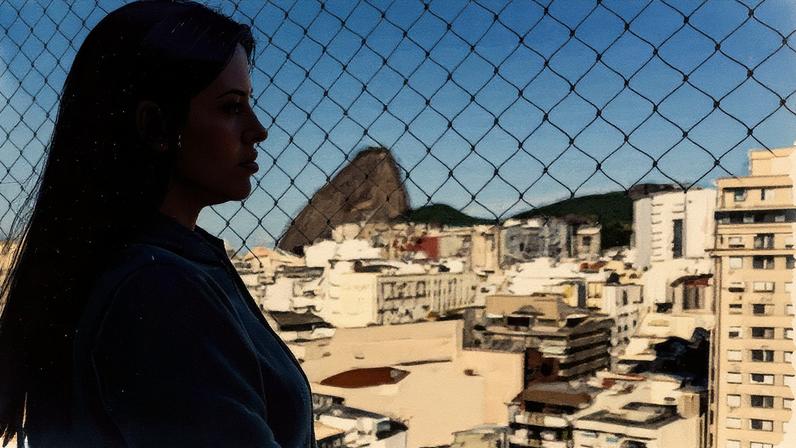 Mulher em pé na praia do Rio de Janeiro, com o mar ao fundo (Foto: Reprodução)