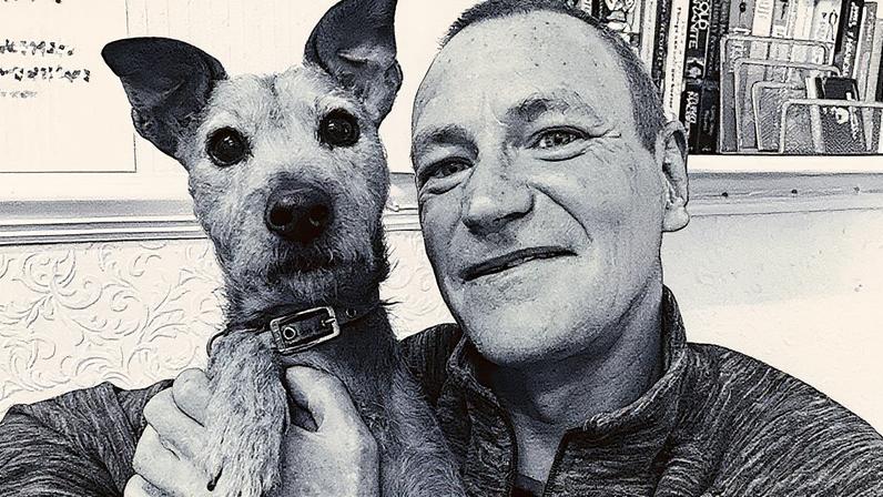 Jon Trigger participa de sessões com a cadela de assistência Bonnie há dois anos (Foto: Reprodução)