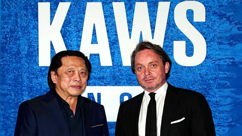 Executivo criativo da Uniqlo e diretor da National Gallery of Victoria participam de uma exposição de KAWS em 2019 (Foto: Reprodução)