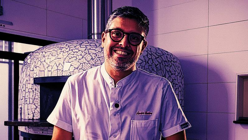 André Guidon em frente à Leggera Pizzeria Napoletana, reconhecida como a terceira melhor pizzaria do mundo em 2025 (Foto: Reprodução)