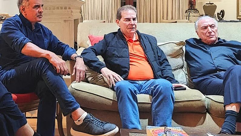 Aécio Neves, Paulinho da Força e Michel Temer discutem texto alternativo ao PL da anistia (Foto: Reprodução)