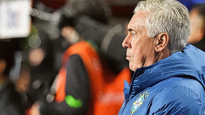 Carlo Ancelotti durante jogo entre Brasil e Bolívia pelas eliminatórias (Foto: Reprodução)