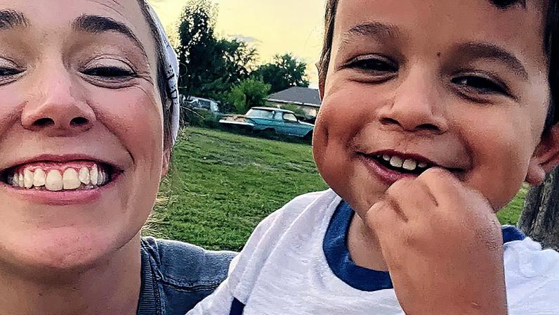 Criança com sistema imunológico comprometido, em risco de doenças graves devido a infecções evitáveis por vacinas (Foto: Reprodução)