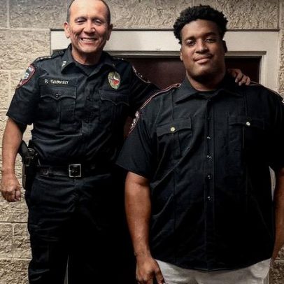 Ex-jogador de basquete de 2,21m ingressa na polícia do Texas