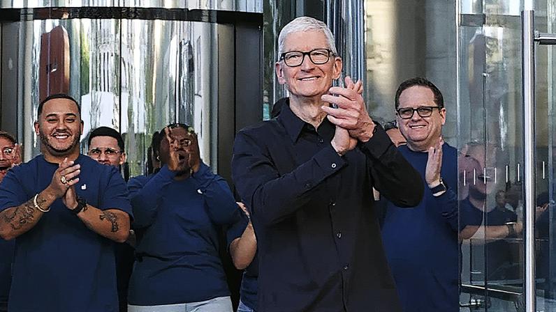 Tim Cook, CEO da Apple, participa da abertura da loja da Apple em Nova York, enquanto clientes aguardam a chegada dos novos modelos do iPhone 17 em 19 de setembro de 2025 (Foto: Reprodução)