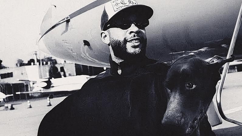 Jogador Memphis Depay chega ao Brasil acompanhado de seu cachorro Drako (Foto: Reprodução)