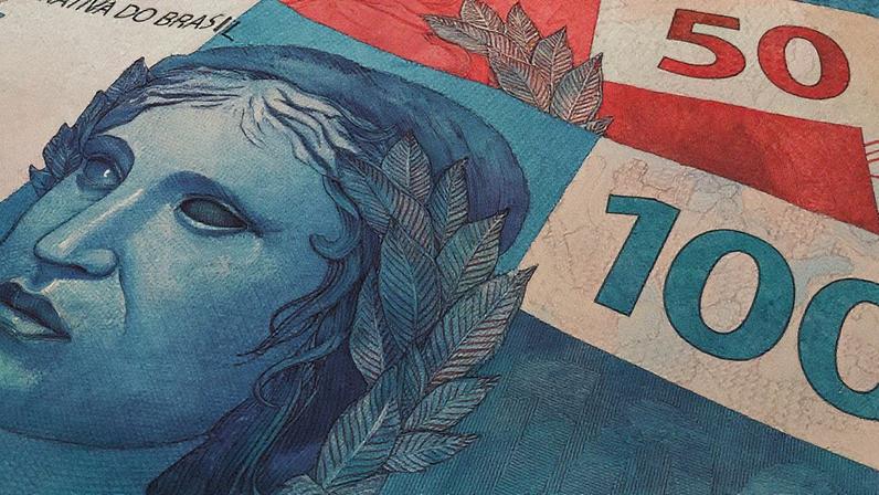 Notas de real em destaque, simbolizando as dificuldades das prefeituras em reduzir despesas (Foto: Reprodução)