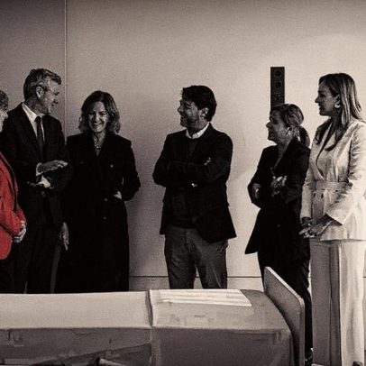 Xunta entrega geriátricos doados por Amancio Ortega a empresas que não pagam salários mínimos