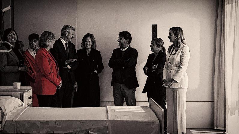 Presidente da Galícia, Alfonso Rueda, e presidenta da Fundação Amancio Ortega, Flora Pérez, durante visita a residência doada em Lugo em 2024 (Foto: Reprodução)