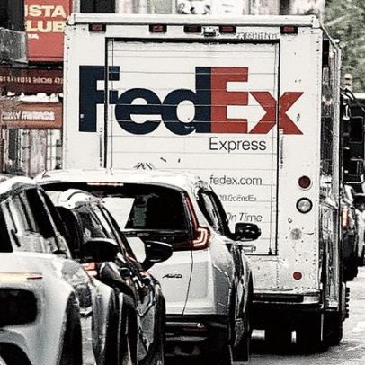 Jim Cramer expressa otimismo cauteloso em relação ao desempenho da FedEx