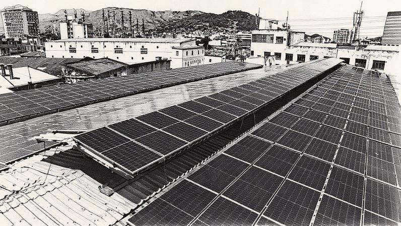 Placas de energia solar instaladas no telhado de um edifício no Rio de Janeiro (Foto: Reprodução)