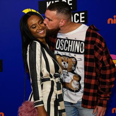 Kayla Nicole ignora perguntas sobre noivado de Travis Kelce e Taylor Swift