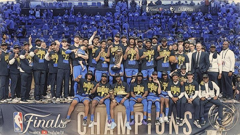 Elenco do Oklahoma City Thunder posa para foto de campeão da NBA (Foto: Reprodução)
