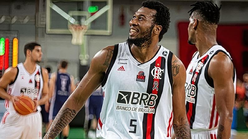Tiago Splitter é assistente técnico na NBA e Leron Black, com a camisa número 5, teve passagem pelo Flamengo antes de ser dispensado (Foto: Reprodução)