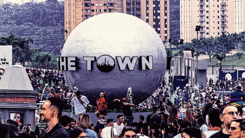 Festival The Town em São Paulo com diversas pessoas assistindo a apresentações musicais (Foto: Reprodução)