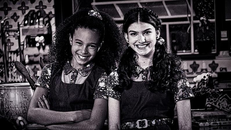 Julia Oliver e Giovanna Grigio, protagonistas de 'Chiquititas', posam para a foto (Foto: Reprodução)