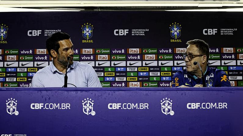 Samir Xaud apresenta o chefe de delegação da seleção (Foto: Reprodução)