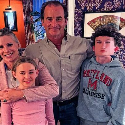 Kristin Cabot se separa após escândalo de beijo em show da Coldplay