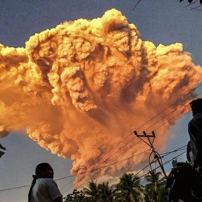 Vulcão indonésio entra em erupção e eleva nível de alerta para a população