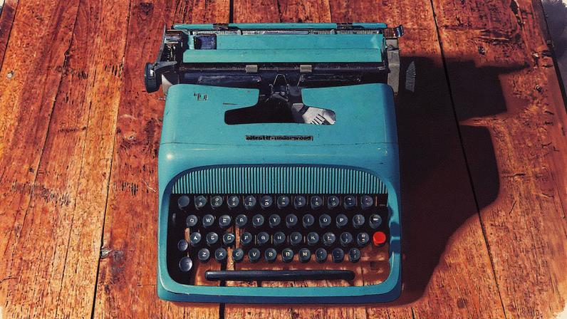 Máquina de escrever que pertenceu a Philip Roth exposta na Biblioteca Pública de Newark, em Nova Jersey (Foto: Reprodução)