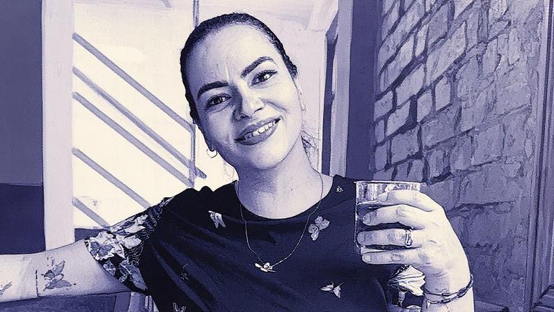 Mulher está em um ambiente tranquilo, refletindo sobre a impossibilidade de gestar (Foto: Reprodução)