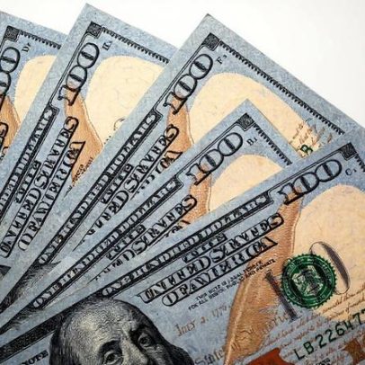 Dólar avança no início da semana, contrariando tendência do mercado externo