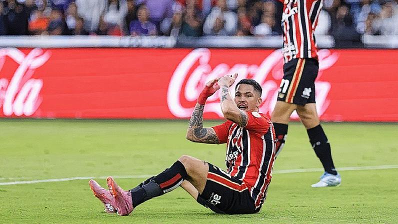 Luciano caído em campo durante a partida entre LDU e São Paulo pelas quartas de final da Libertadores (Foto: Reprodução)