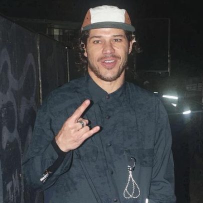 José Loreto é flagrado trocando beijos com colega de elenco em festival