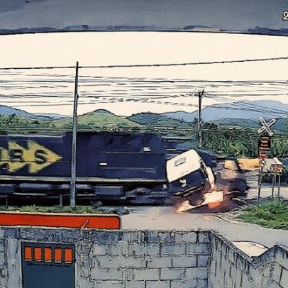 Caminhão é colidido por trem em Vassouras, revela câmera de segurança