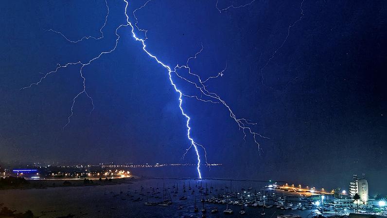Com mais chances de tempestade, há risco de queda de árvores, falta de energia elétrica e danos a plantações (Foto: Reprodução)
