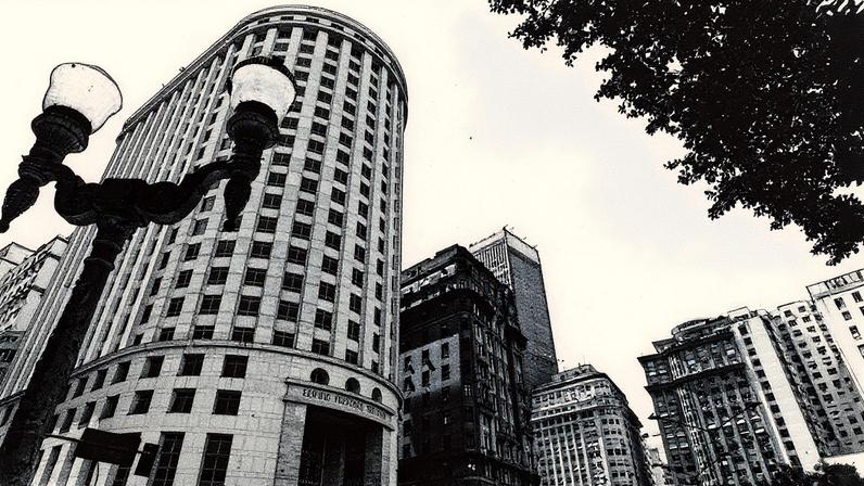 Edifício Francisco Serrador, na Cinelândia, após reforma concluída em 2009 (Foto: Reprodução)