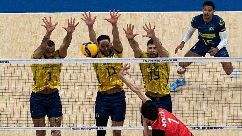 Jogadores da seleção brasileira bloqueiam ataque da equipe chinesa na estreia do Mundial (Foto: Reprodução)