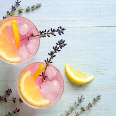 Drinques florais celebram a primavera nos bares brasileiros