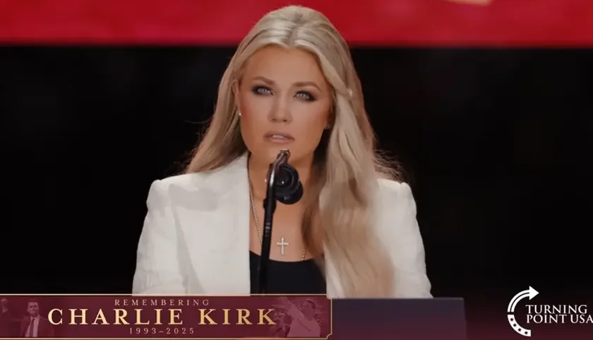 Erika Kirk, viúva de Charlie Kirk, durante cerimônia em homenagem ao ativista conservador assassinado nos EUA (Foto: Reprodução)