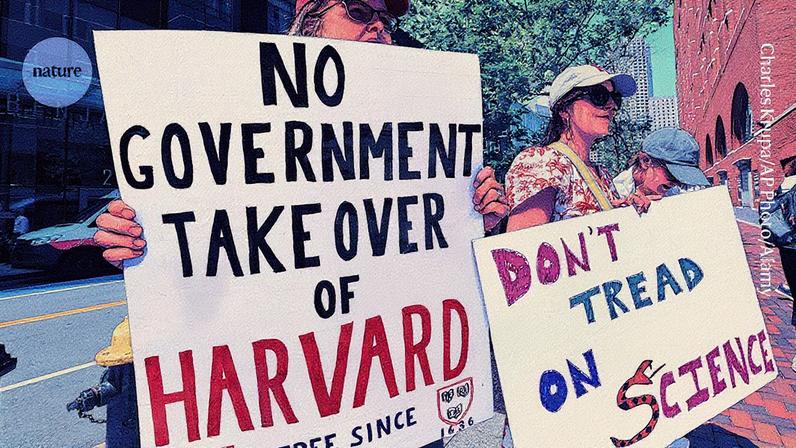 Ativistas protestam contra o congelamento de bolsas de pesquisa da Universidade Harvard pela administração do presidente dos EUA, Donald Trump (Foto: Reprodução)