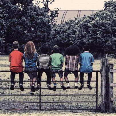 Infância sem amigos pode resultar em adultério sem laços sociais fortes