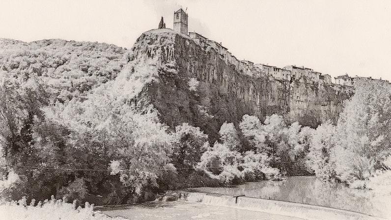 Vila de Castellfollit de la Roca, na Espanha, situada sobre uma formação rochosa (Foto: Reprodução)