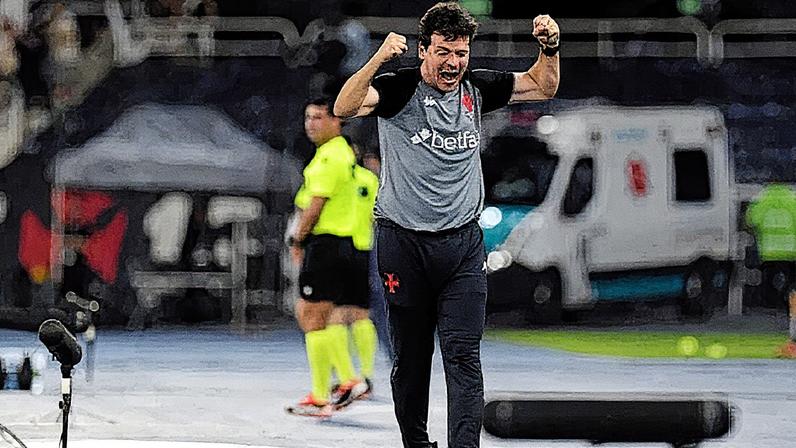 Técnico do Vasco comemora gol durante partida contra o Botafogo no Estádio Nilton Santos, pela Copa do Brasil (Foto: Reprodução)