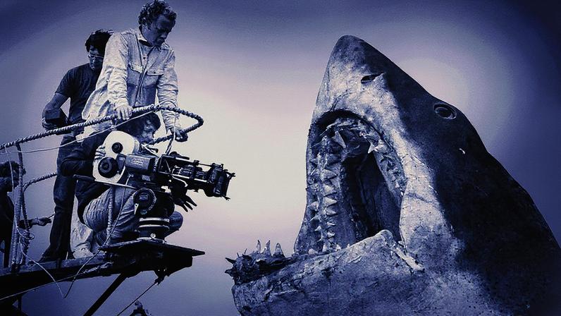 Steven Spielberg agachado em set do filme 'Tubarão' (Foto: Reprodução)