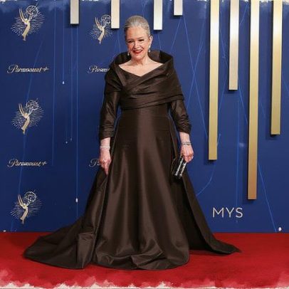 Kathy Bates encanta no Emmy 2025 com vestido marrom deslumbrante no tapete vermelho
