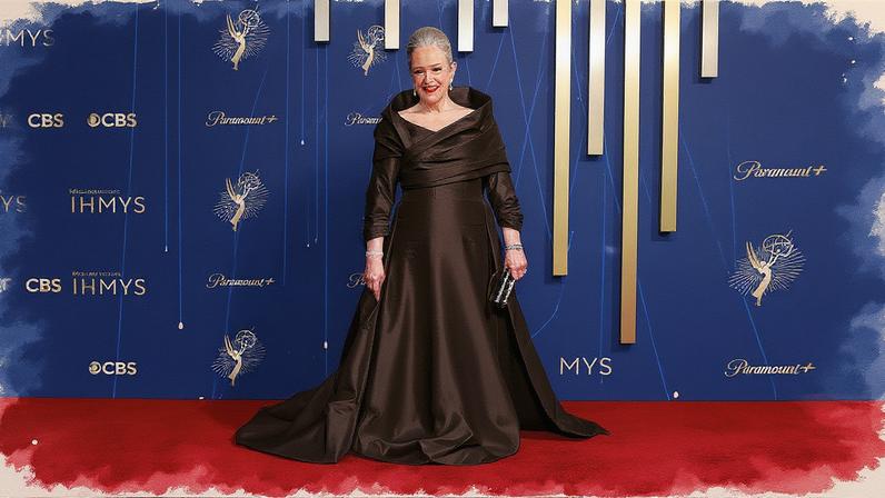 Kathy Bates usa um vestido marrom no tapete vermelho do Emmy 2025 (Foto: Reprodução)