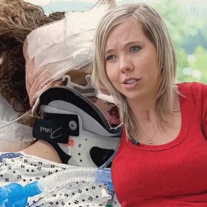 Jovem se recupera de traumatismo craniano após grave acidente de carro