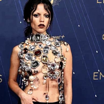 Jenna Ortega pede looks mais confortáveis após usar top pesado no Emmy 2025
