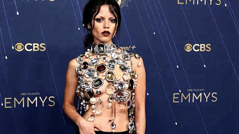 Jenna Ortega no 77º Primetime Emmy Awards no Peacock Theater em Los Angeles, Califórnia (Foto: Reprodução)